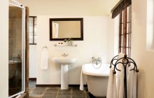 Standard bathroom, Arathusa Safari Lodge