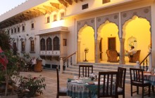 Relaxing evenings at Dera Mandawa