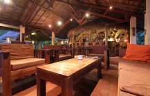 Lounge and bar, Sakatia Lodge